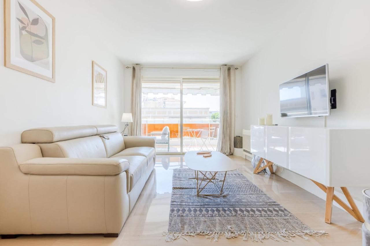 Stylish 1-bedroom Close To Beaches Apartment *