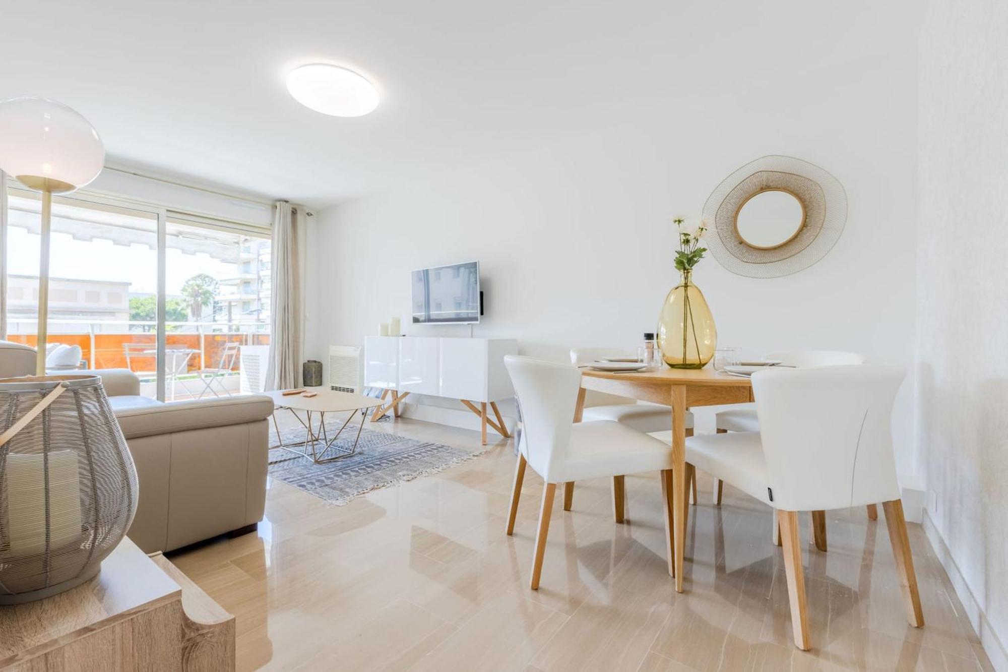 Stylish 1-bedroom Close To Beaches Apartment *